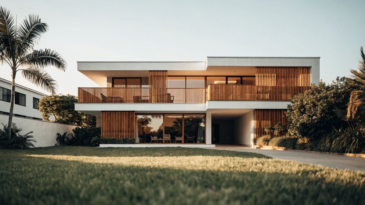 Casa de dois andares com jardim